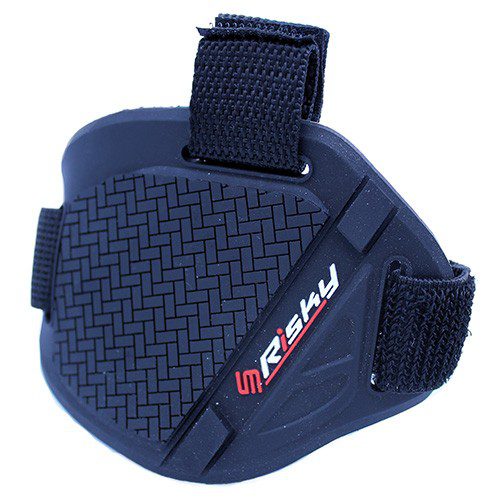 Protector de zapatos con cinta de ajuste negro